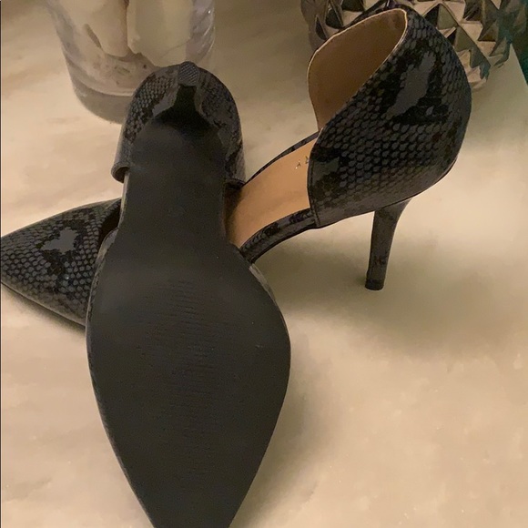 Smoke grey snake skin pumps 8.5 - Picture 2 of 4